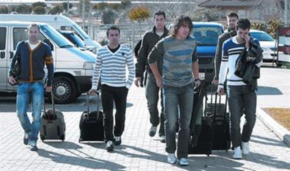 Unidos. Iniesta, Xavi, Busquets, Puyol, Piqué y Cesc, ayer, a su llegada a la concentración de la selección en Las Rozas, Madrid.