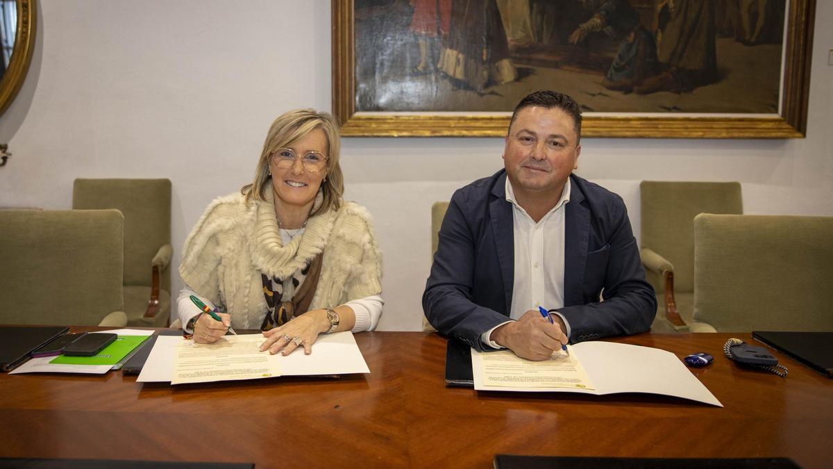 Tatiana Pozo, de la Agencia de la Energía, y Antonio García, alcalde de Montemayor, firman el convenio.