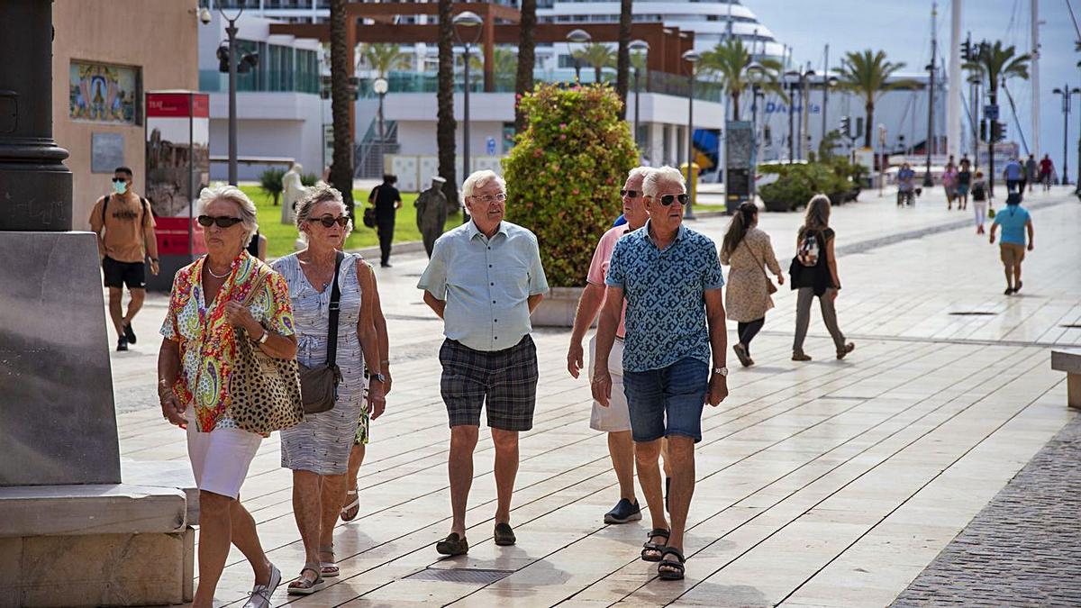 Cruceristas del Aidaperla pasean por el centro de Cartagena este miércoles.