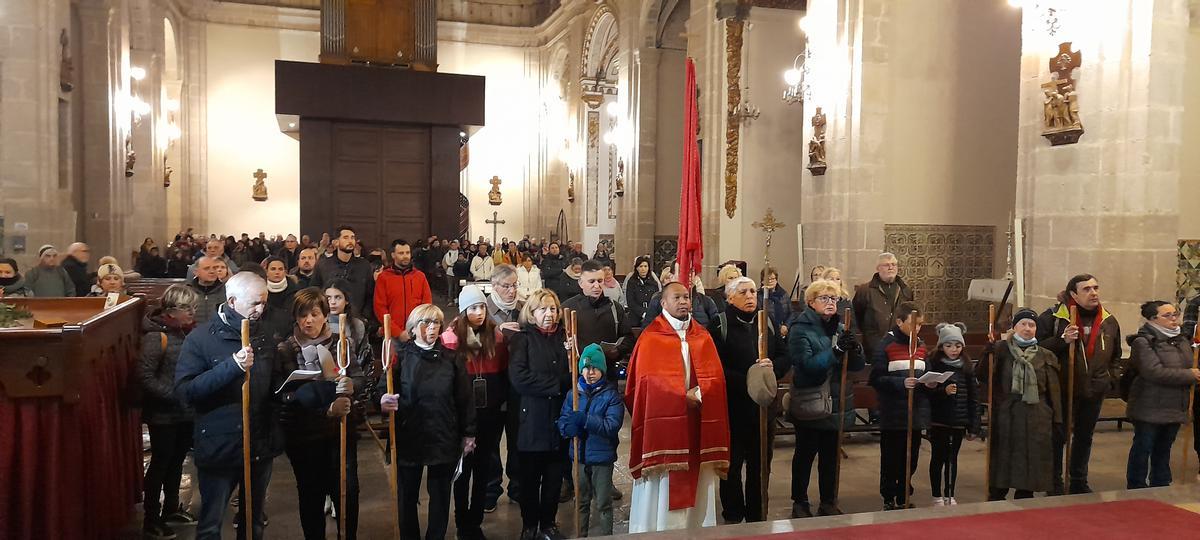 Foto de la comitiva en la iglesia Arciprestal de la Asunción, antes de partir hacia el santuario.