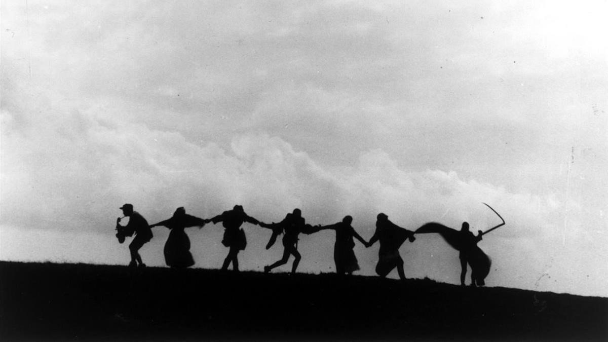 Fotograma de la película 'El septimo sello' que ilustra la danza de la muerte medieval.