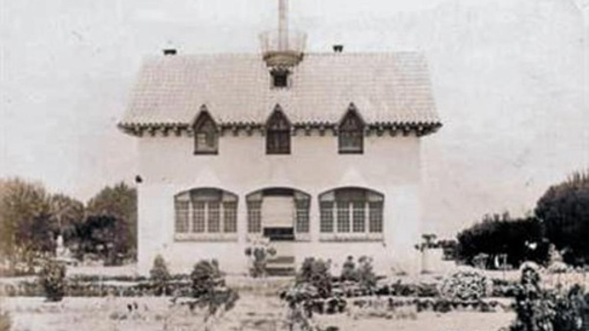 La Casa Pilar Moragues de Viladecans, en una fecha sin determinar, tal vez los años 20, con la torre de vigía aún intacta.