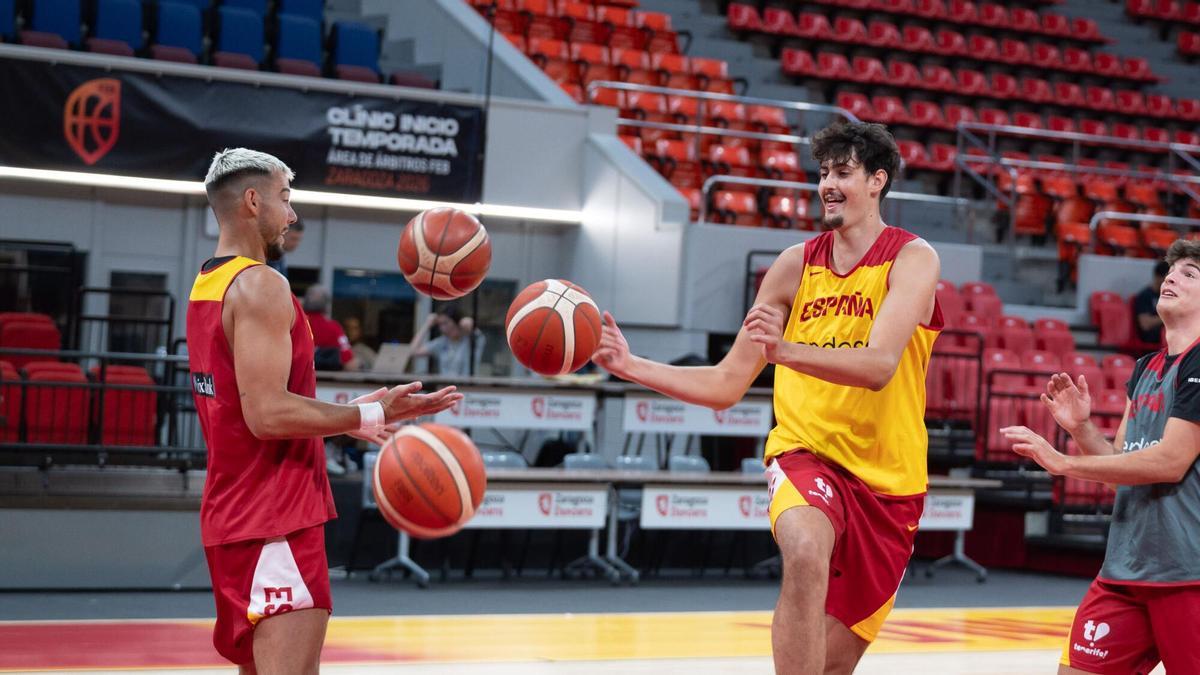 Aday Mara recibe un pase de Willy Hernangómez en el entrenamiento del pasado martes en Zaragoza.
