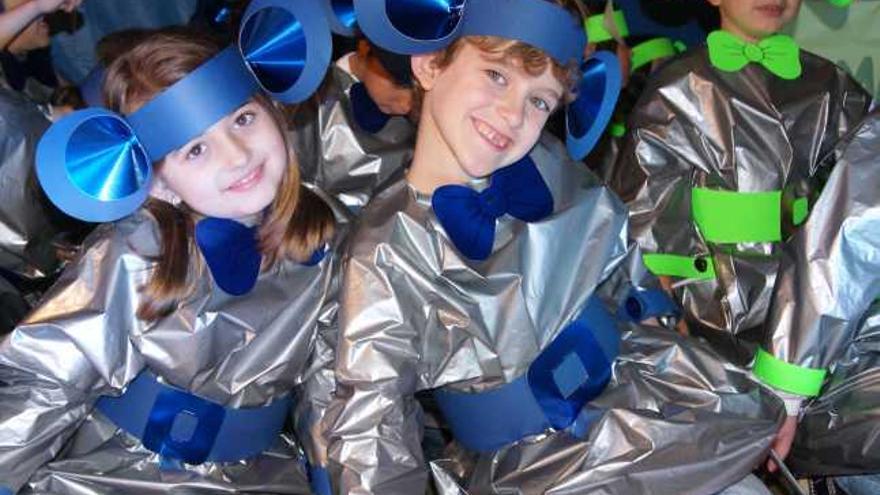 Alumnos de El Parque, vestidos para la grabación del corto.