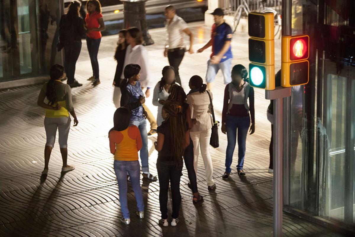 Unes prostitutes, a la caça de clients a la Rambla.