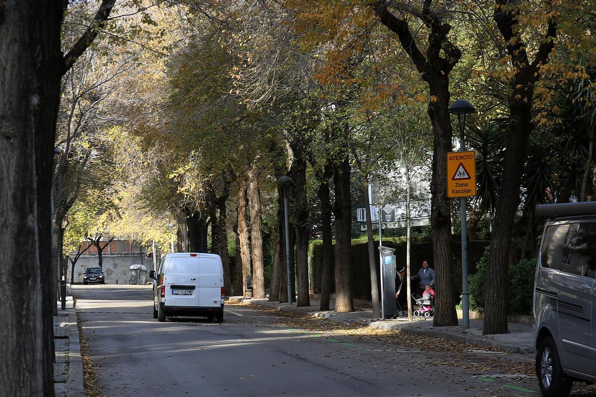 Vehículos circulando en la calle Manuel Ballbé, en Barcelona, que el ayuntamiento quiere convertir en unidireccional.