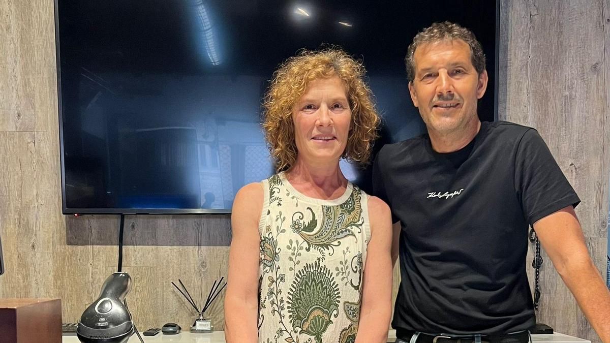 Neus i David Suárez a l'aparador de la botiga del carrer Carrió