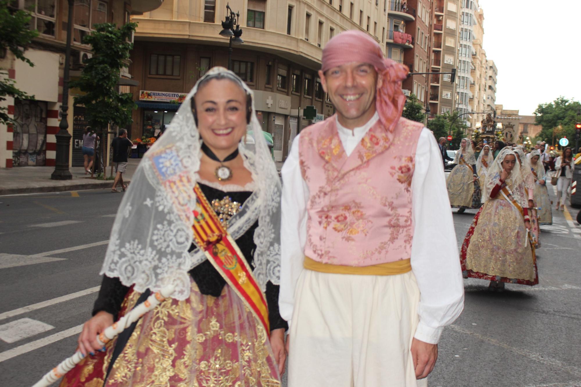 La calle San Vicente acoge la procesión "dels Xiquets" con tres generaciones falleras