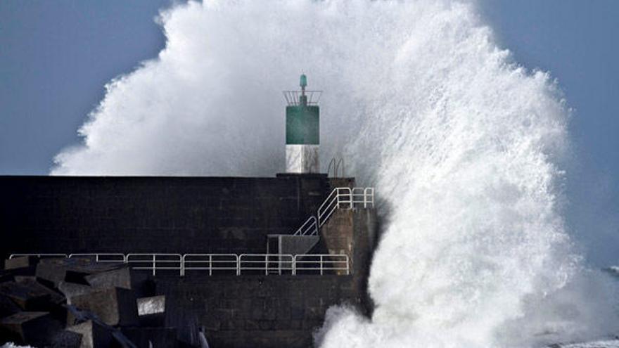 Una gran ola rompe en el puerto de A Garda como consecuencia del temporal que se registra en la región. Galicia permanece hoy en alerta por diversos fenómenos meteorológicos, que conllevan el nivel rojo en el litoral atlántico por olas de hasta 10 metros, naranja en el norte de A Coruña y Lugo por fuertes vientos, y amarilla en el oeste y alta montaña de Lugo y Ourense por lluvias y nieve.