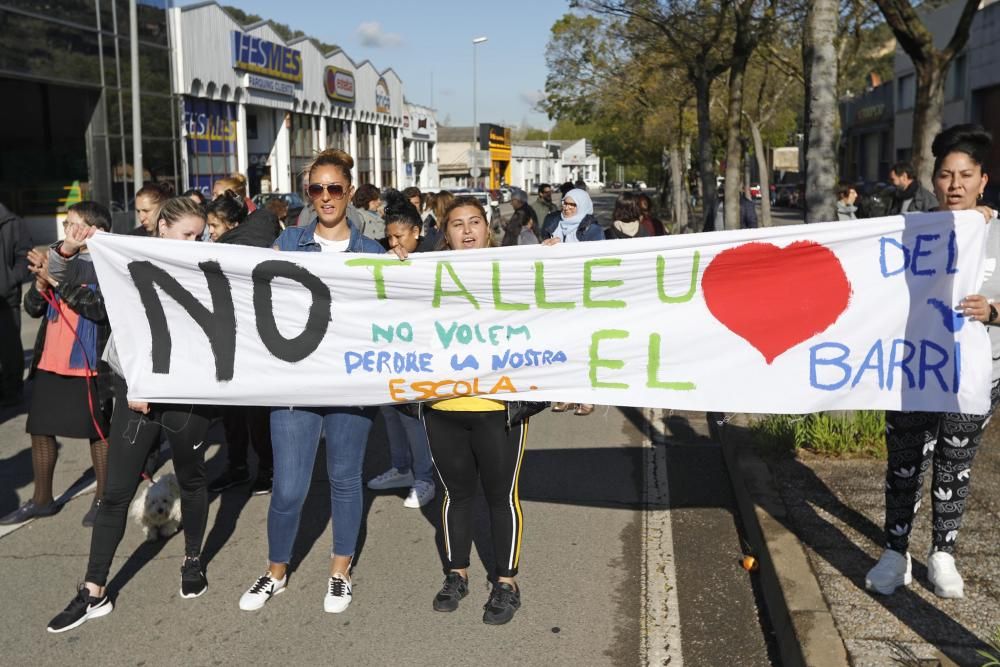 Manifestació dels veïns de la Font de la Pòlvora pel tancament de l'única línia de P3 de l'escola del barri