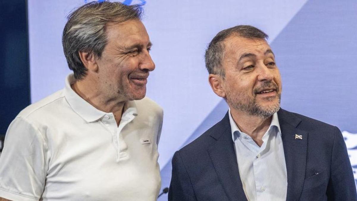 Felipe Miñambres, ayer, junto al alcalde José Manuel Bermúdez. |