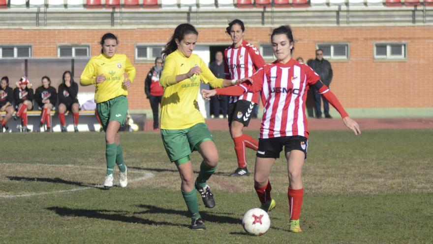 Lucía lucha por un balón.