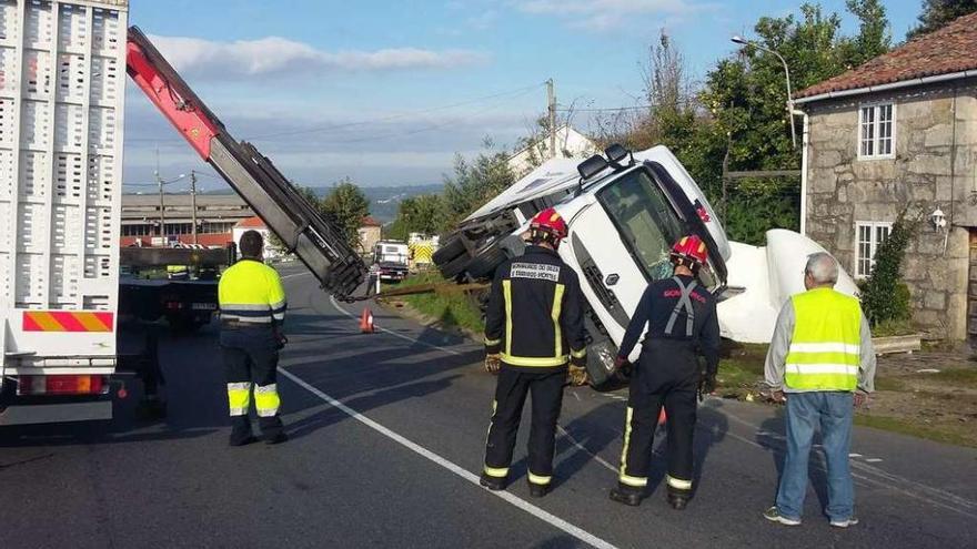 Una grúa levantó al camión accidentado en Valboa tras las cinco horas que llevó retirar la mercancía.