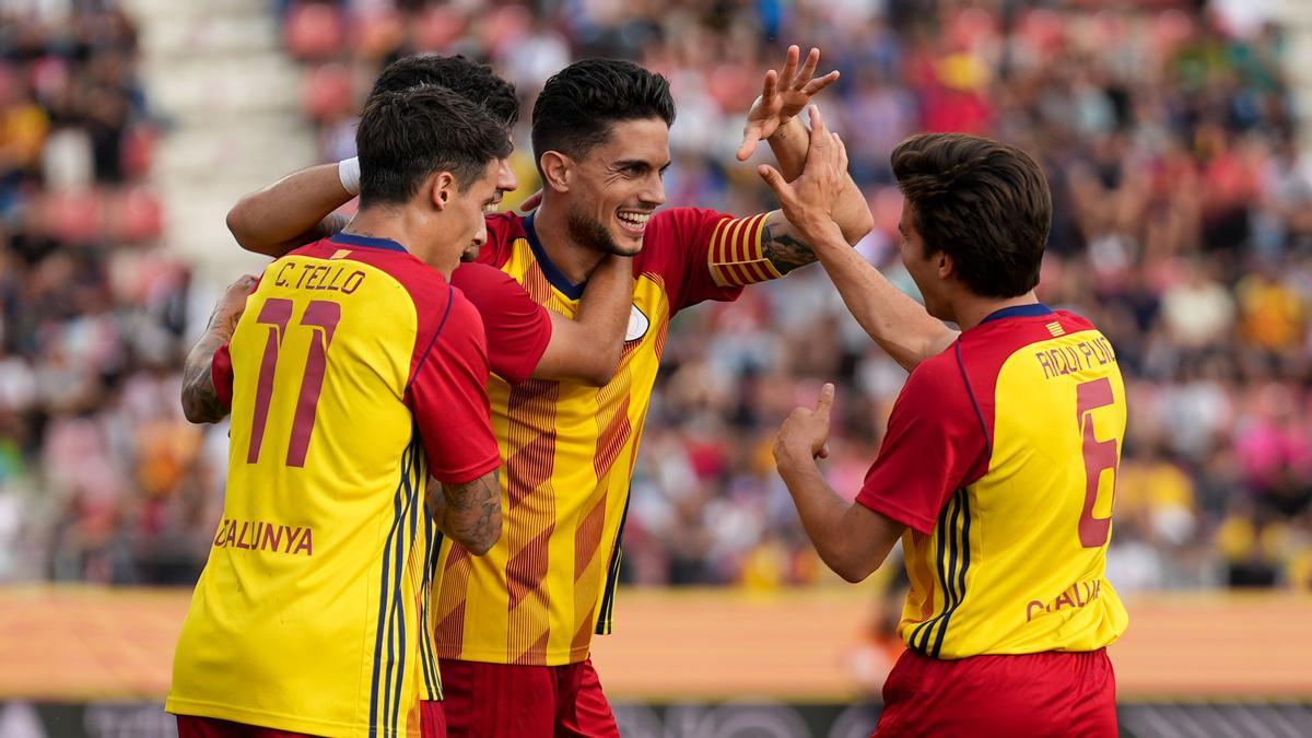 GIRONA, 25/05/2022.- El defensa de la selección catalana Marc Bartra (c) celebra con su compañeros tras anotar el 2-0 durante el partido amistoso entre las selecciones de Cataluña y Jamaica, disputado este miércoles en el estadio municipal de Montilivi en Girona. EFE/David Borrat