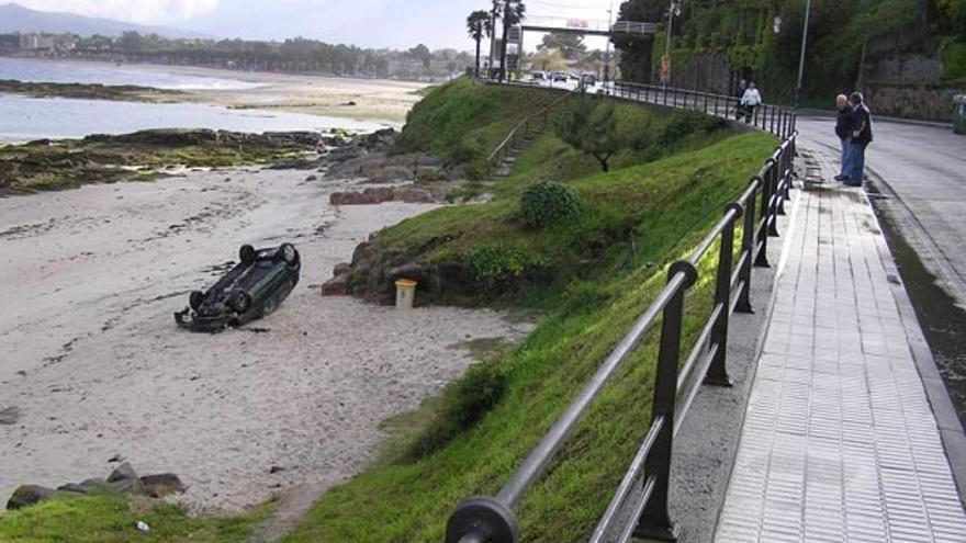 Estado en el que quedó el vehículo siniestrado, en la arena de la playa de Fontaiñas.