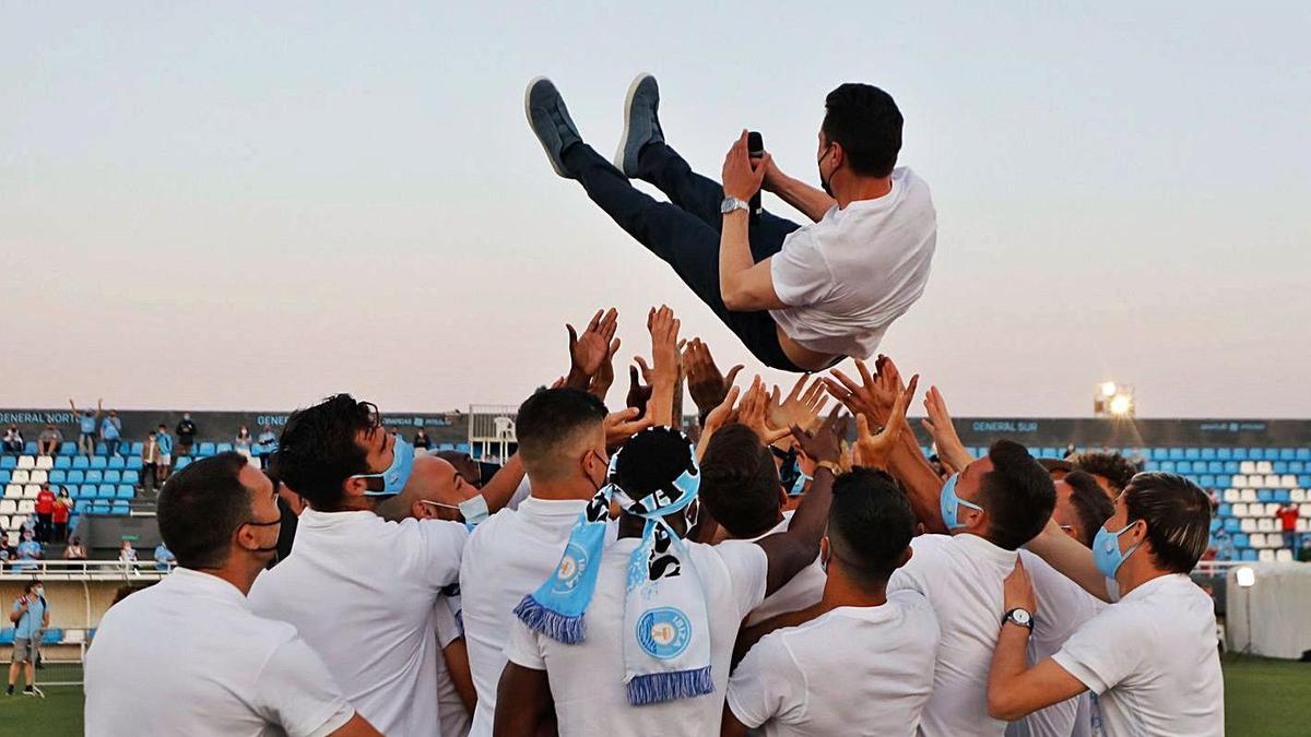 Amadeo Salvo, presidente de la UD Ibiza, es manteado por la plantilla celeste. 