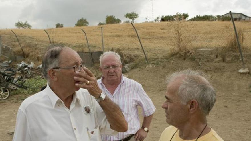 Antonio Casanueva, abuelo de Marta, en la zona donde se busca el cuerpo de su nieta.