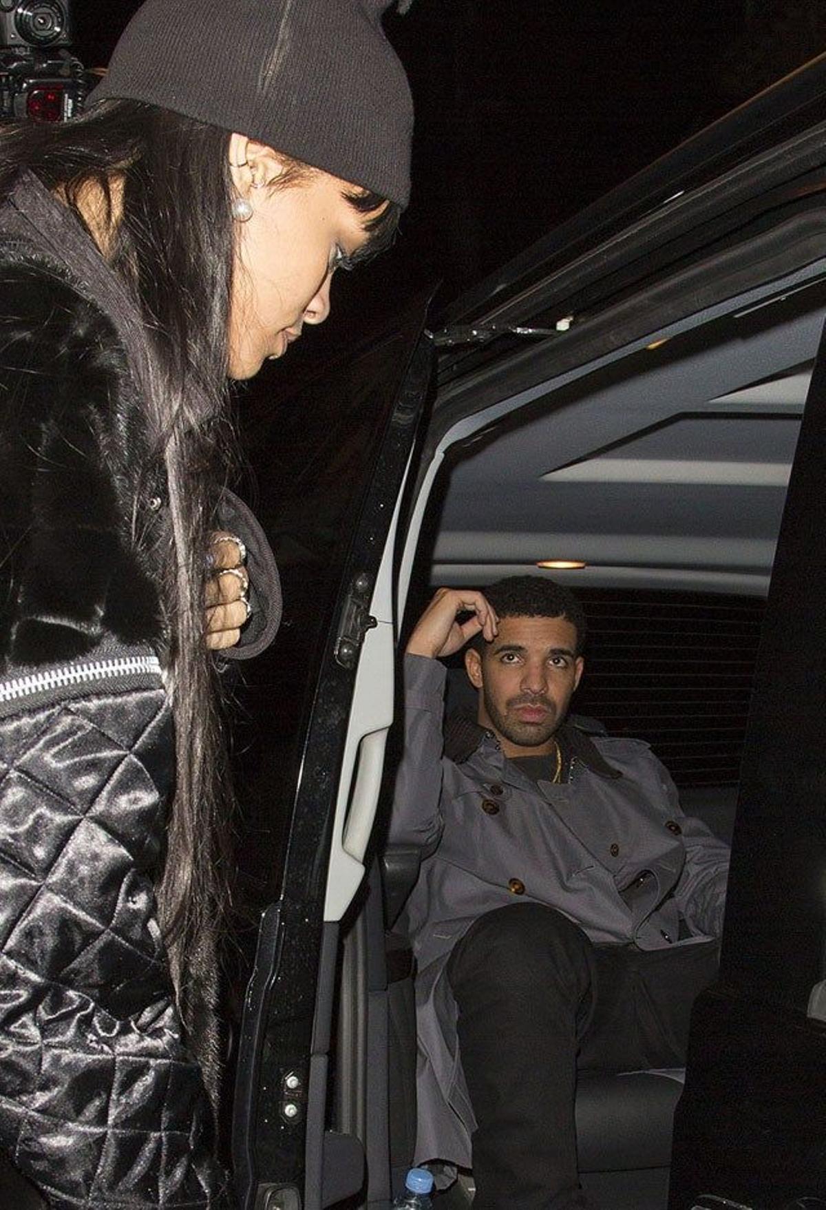 Rihanna entrando en el coche donde le espera Drake