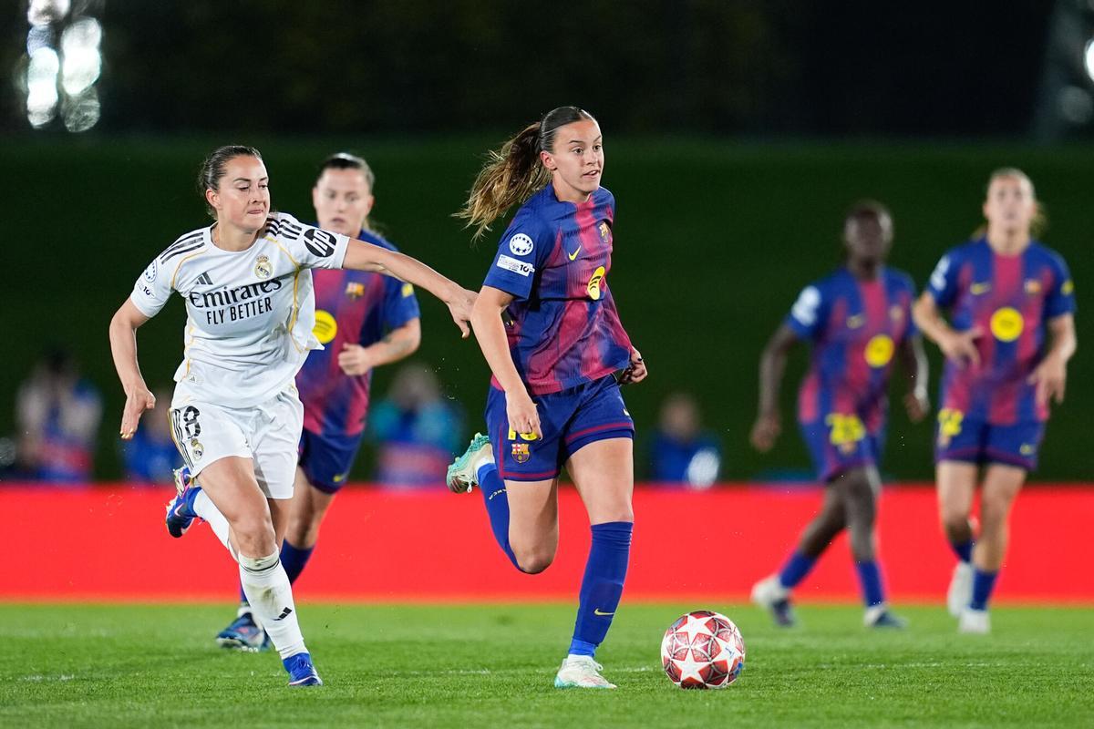 Clara Serrajordi en la jugada de la asistencia a Pajor con Däbritz, en el clásico de Champions en el Di Stéfano