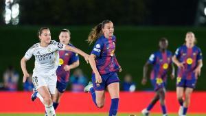 Clara Serrajordi en la jugada de la asistencia a Pajor con Däbritz, en el clásico de Champions en el Di Stéfano