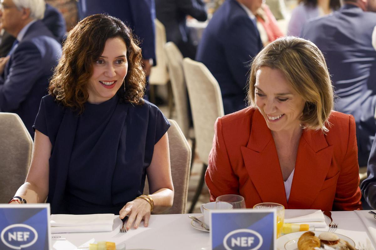 La presidenta de la Comunidad de Madrid, Isabel Díaz Ayuso (izq.), y la secretaria general del Partido Popular, Cuca Gamarra.