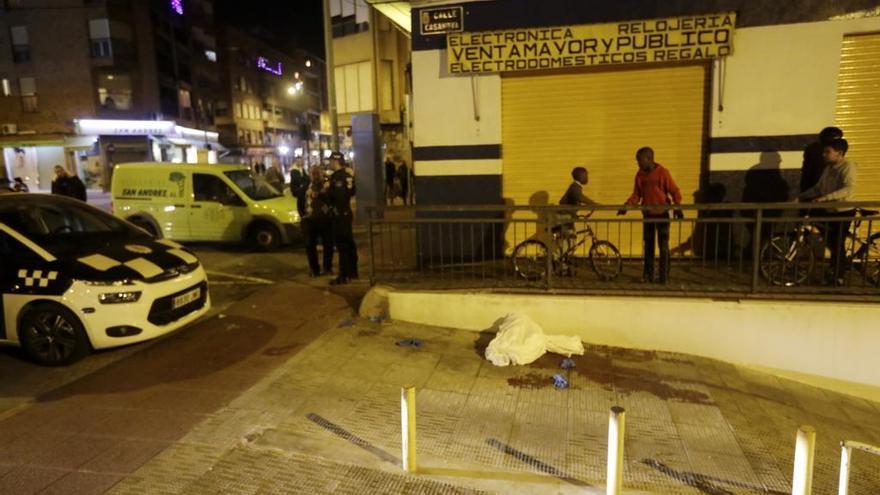 Vecinos de la zona se acercan al lugar del suceso.