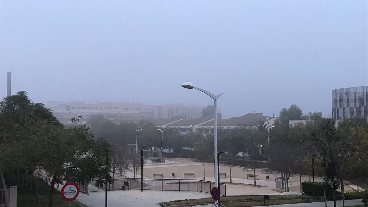 Niebla sobre el Parque de Cabecera, en València, en esta mañana de viernes.