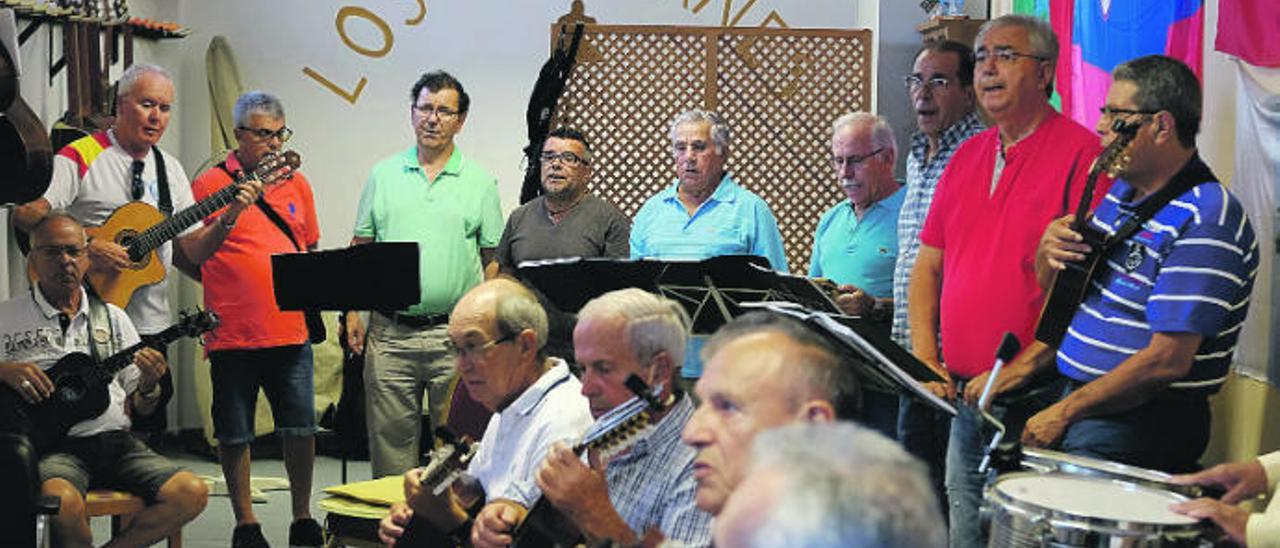 Los integrantes del grupo Los Faycanes, ensayando en su local de los bajos del parque de San Juan.