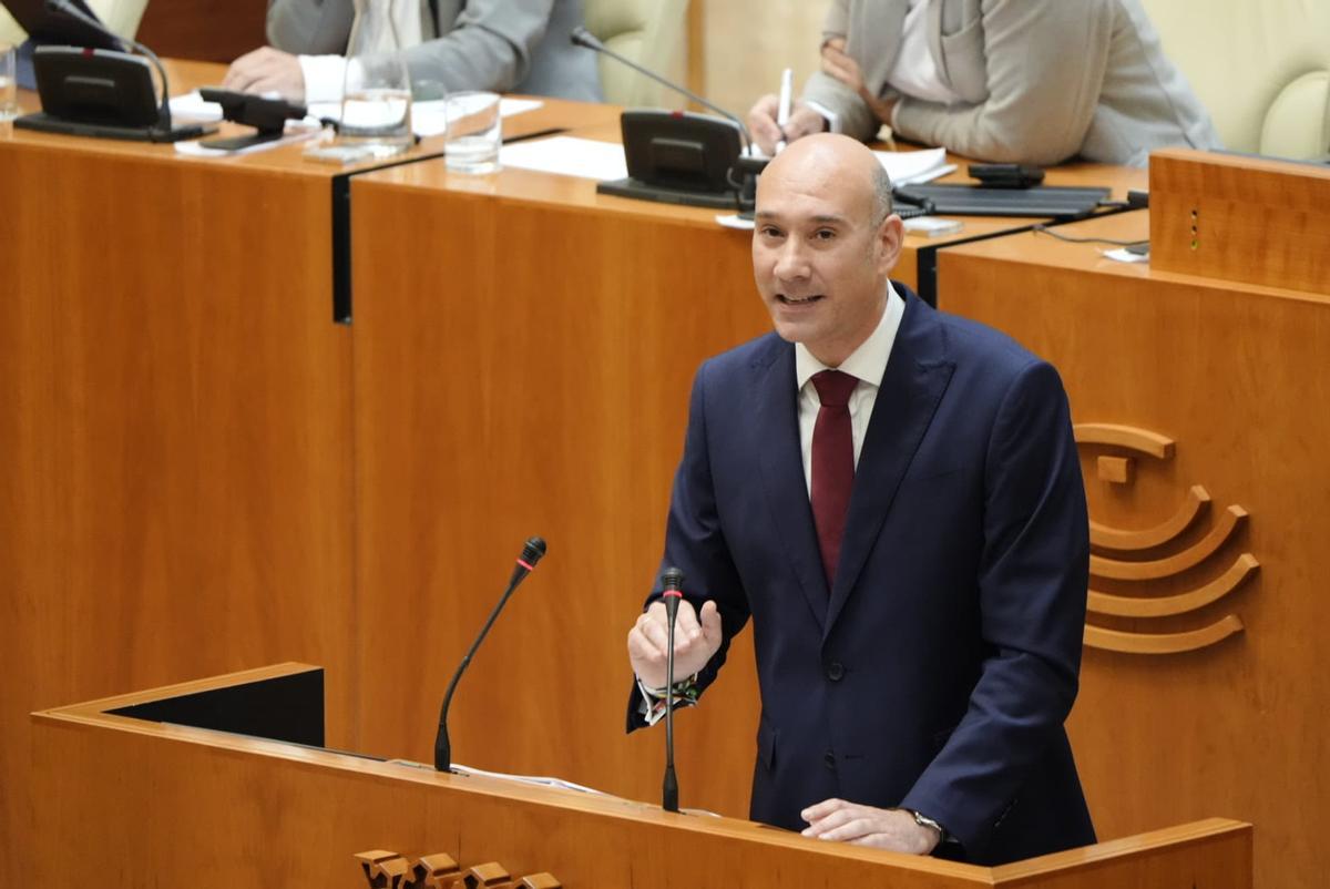 Fotogalería | Segunda sesión del pleno de investidura de María Guardiola en imágenes