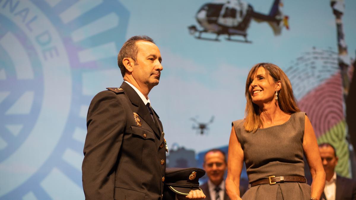 El agente Alberto Andrés Vega recibe su medalla de manos de la fiscala jefe, María Ángeles Cordero.