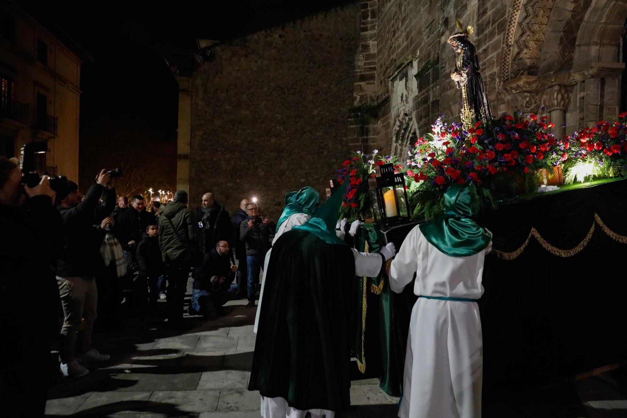 EN IMÁGENES: Avilés se llena en honor a Jesús de Medinacelli: así ha sido la procesión del Lunes Santo