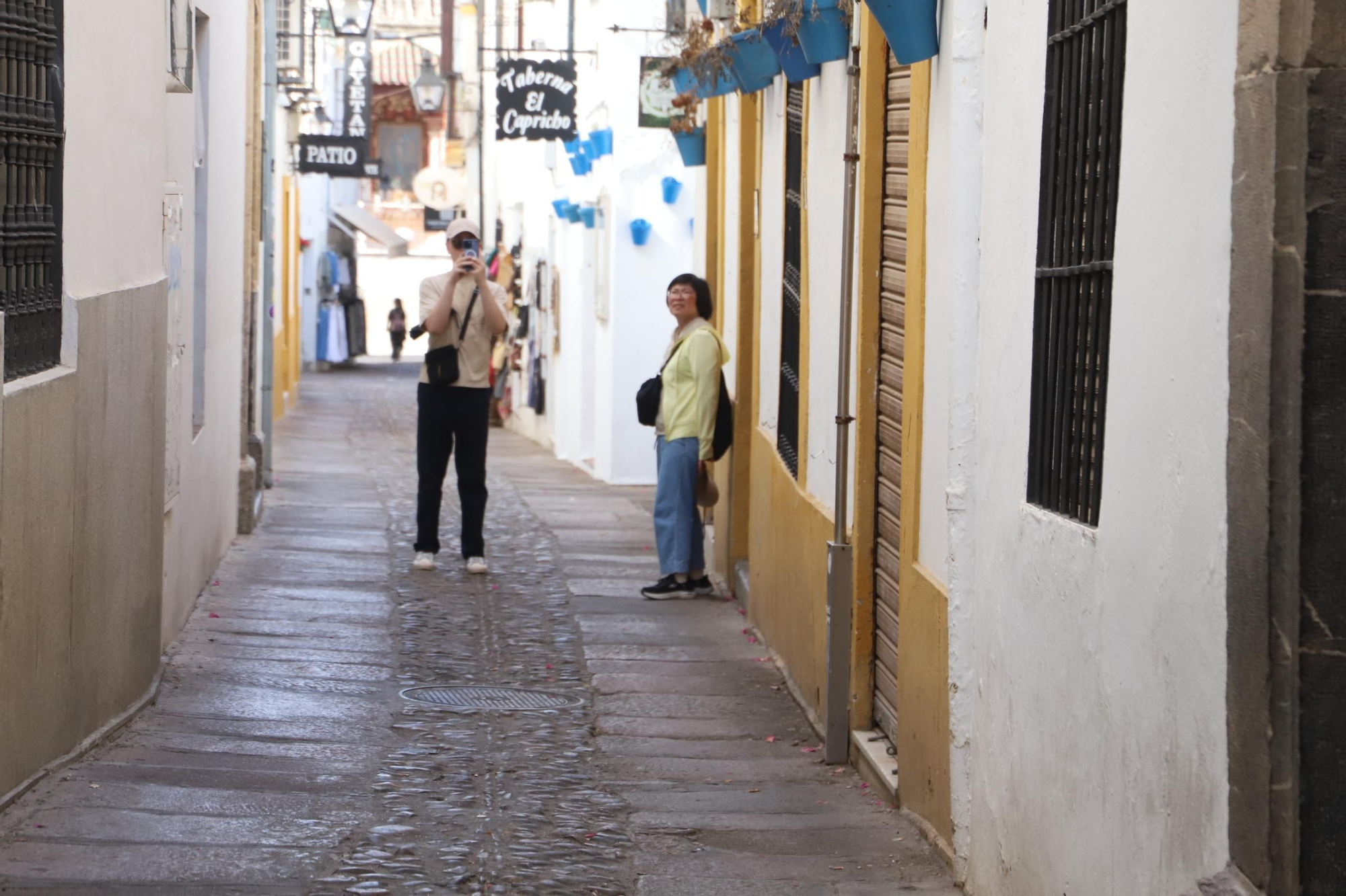 Los turistas disfrutan de Córdoba pese al calor