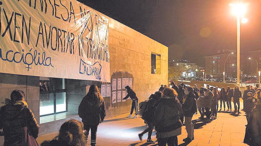 A la concentració van llegir un manifest, van penjar una pancarta i van cridar diverses proclames |