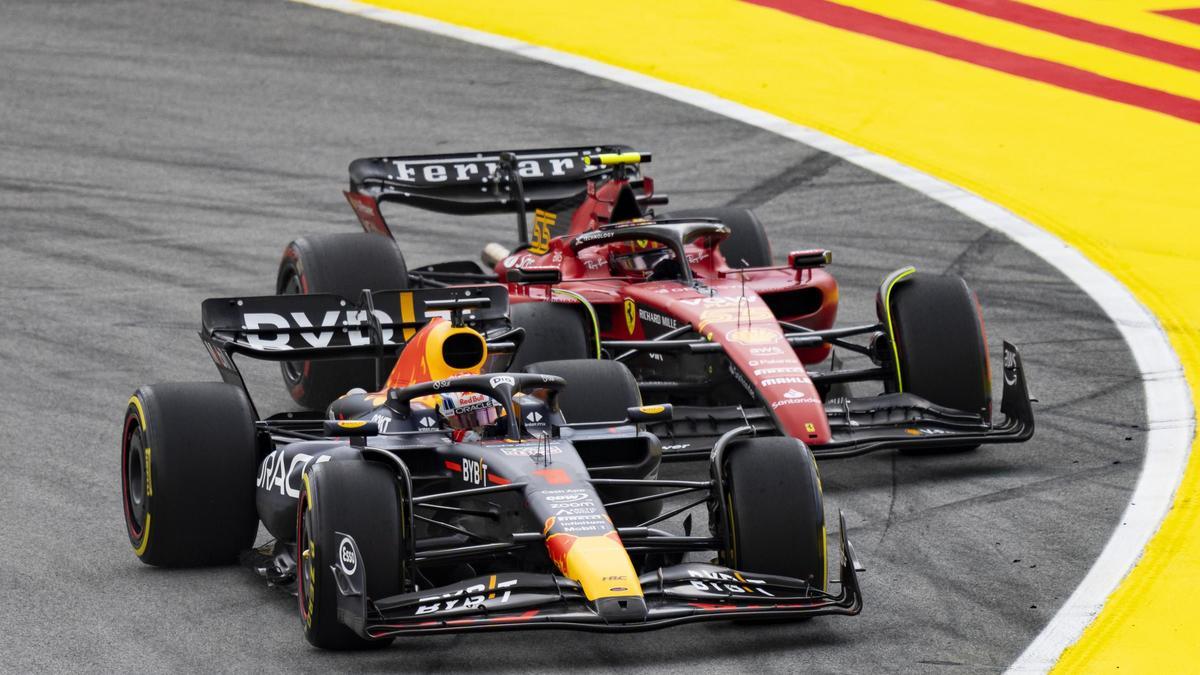 El neerlandés Max Verstappen (Red Bull) y el español Carlos Sainz (Ferrari), en el Gran Premio de Montmeló.