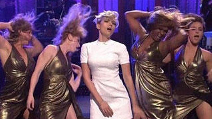 Scarlett Johansson bailando en &#039;Saturday Night Live&#039;.