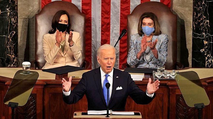 Joe Biden flanquejat per Kamala Harris i Nancy Pelosi.