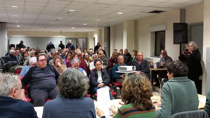 La sala del Casal de Sant Pere es va omplir, divendres al vespre.