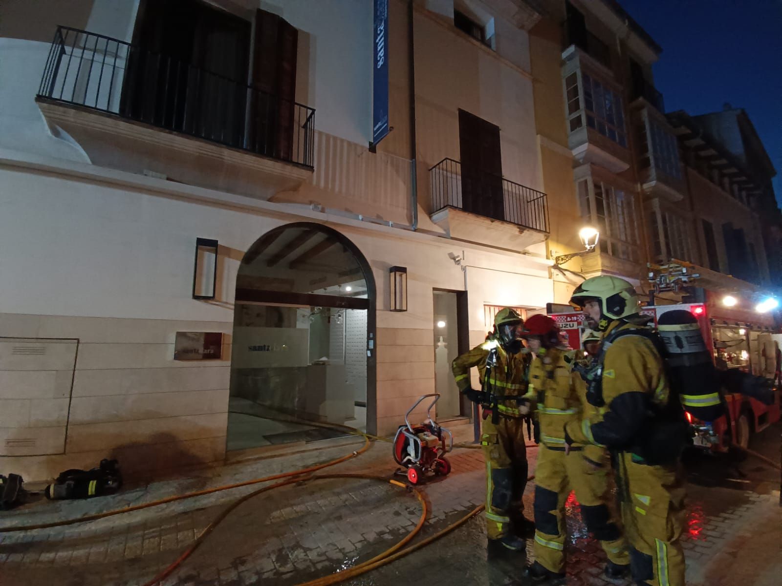 Desalojan un hotel del casco antiguo de Palma por un incendio en el spa