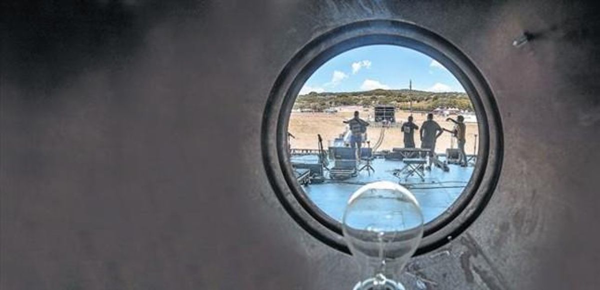 El grup Manel, vist des de darrere de l’escenari, ahir en la prova de so.