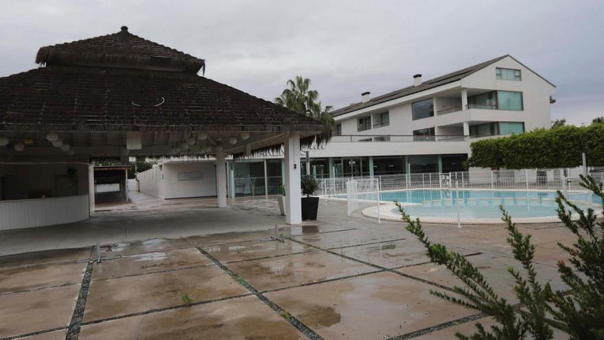 Hotel Els Arenals que presta servicio en la playa de Almardà desde una década.