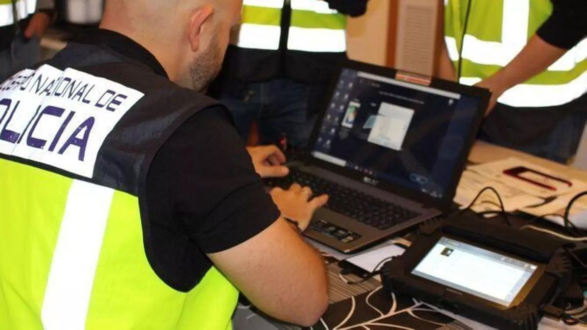 Un agente especializado en perseguir delitos online.