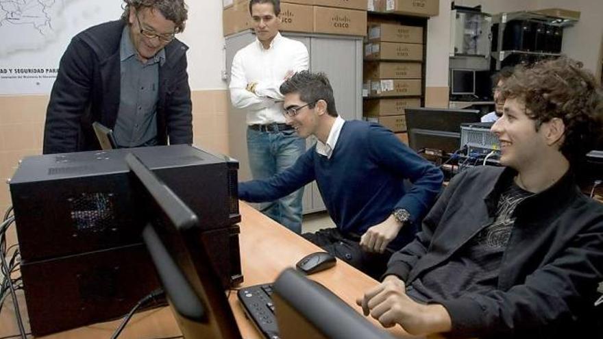 Eduardo Carreira y Luis Manuel Álvarez, ante unos alumnos del aula de Informática.