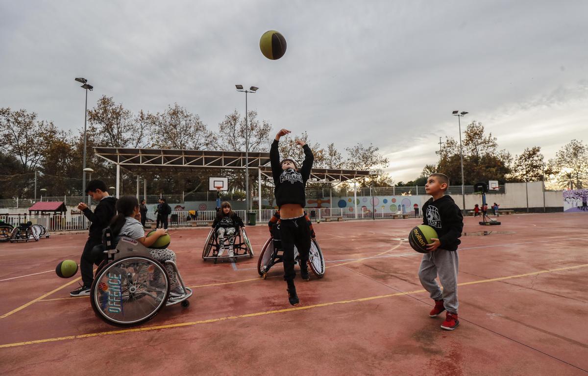 Varios niños antes de subirse a la silla y empezar el entrenamiento.