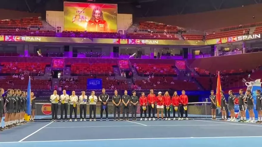 Ceremonia de inauguración del encuentro entre España y Ucrania en la Copa Billie Jean King femenina en China