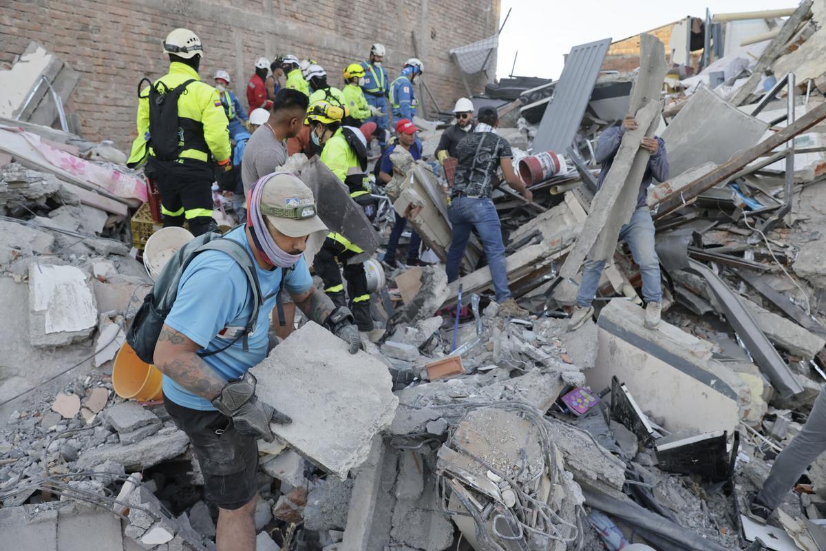 Labores de rescate en Pereira, una de las ciudades más afectadas por el terremoto en Colombia, este martes.