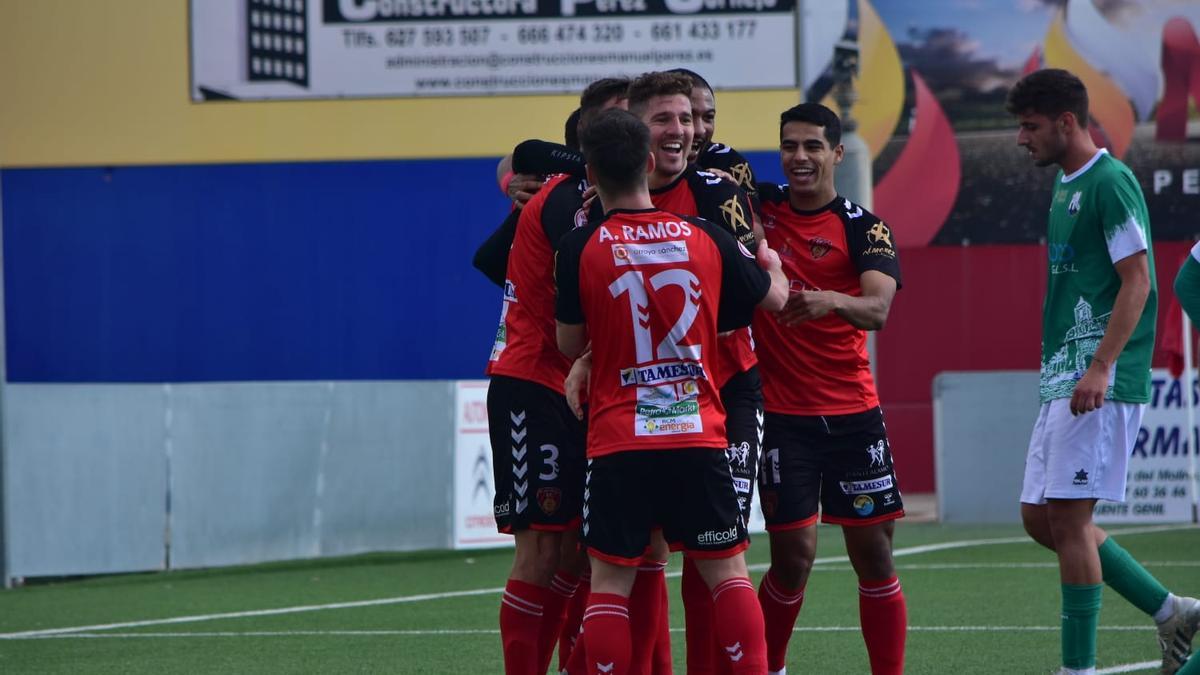 Los jugadores del Salerm Cosmetics Puente Genil celebran uno de los goles marcados al CD Rota, este miércoles.