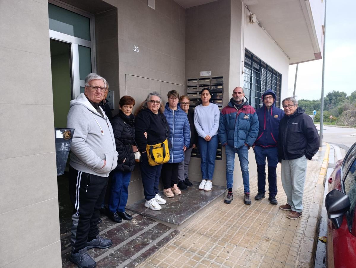 La afectada con algunos vecinos y activistas de la PAH, este lunes.