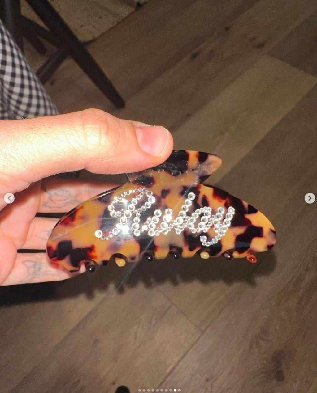 La pinza del pelo de Rosalía tendencia: de leopardo y customizada