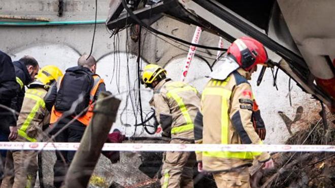 Detalle de la parte frontal del tren accidentado en Gelida, al chocar contra un muro de contención