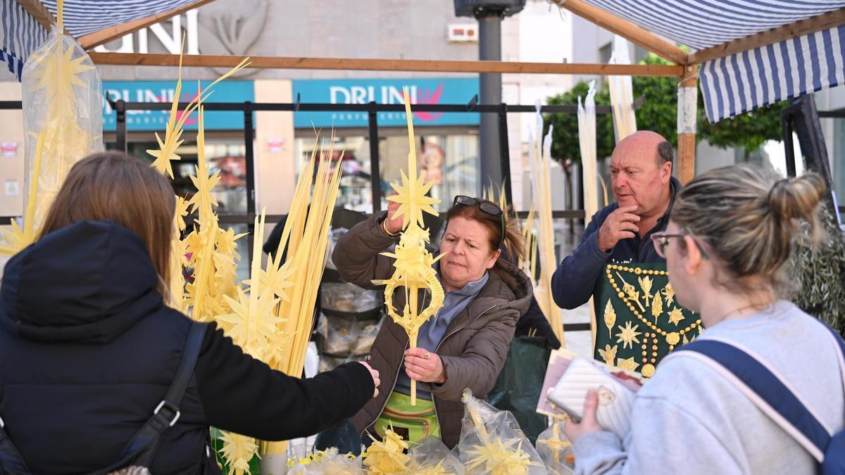 Menos puestos en el tradicional mercadillo de palma blanca de Elche